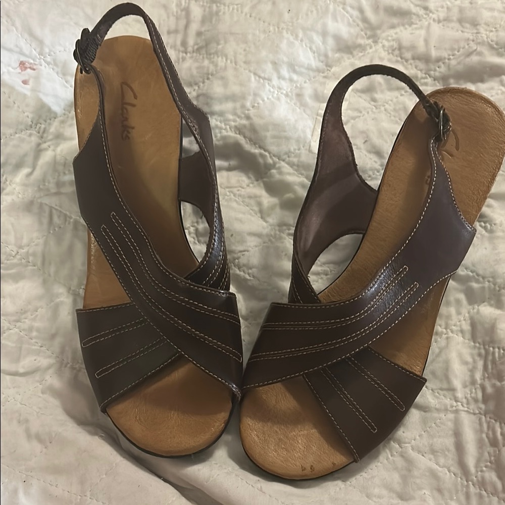 Clarks Brown Sandals with Slingback Design and Crisscross Straps - Picture 3 of 9